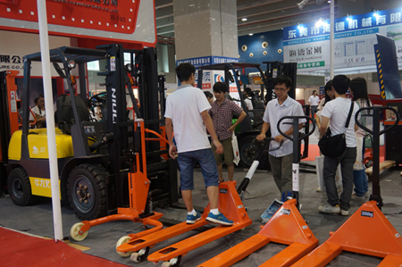 牛力展位現(xiàn)場(chǎng)_展品包括：內(nèi)燃叉車(chē)，全電動(dòng)搬運(yùn)車(chē)，全電動(dòng)升高車(chē)，手動(dòng)搬運(yùn)車(chē)，電子秤搬運(yùn)車(chē)，腳輪等。